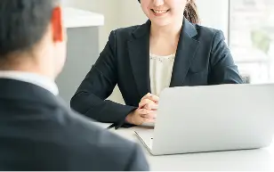 打ち合わせを行う社員の様子