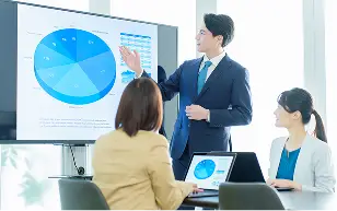 画面を使って提案を行う会議の様子