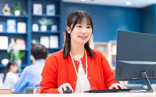 パソコンに向かって業務を行う人物の様子